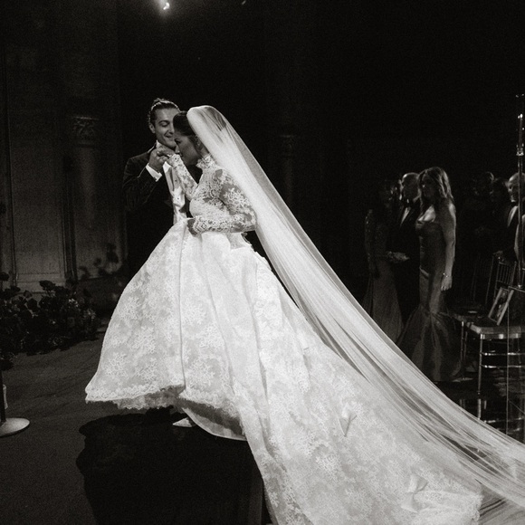 Monique Lhuillier Vittoria Gown - Picture 5 of 14